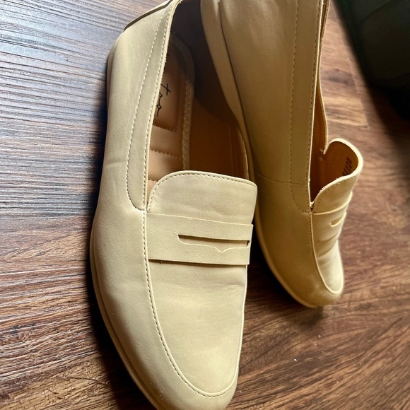 Me Too Women’s Brooke Tan Loafers size 8.5 - Picture 2 of 10
